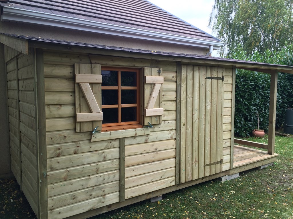 Abri de jardin contre un mur
