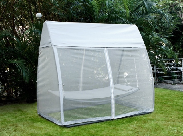 Balancoire de jardin avec moustiquaire
