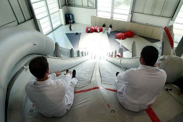 Toboggan d'évacuation avion
