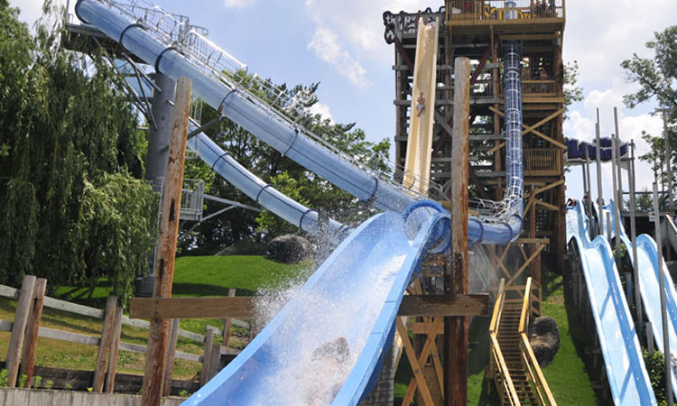Toboggan aquatique geant
