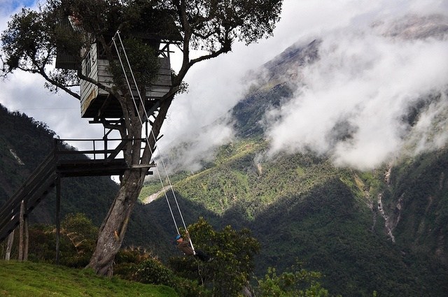 Balancoire falaise equateur
