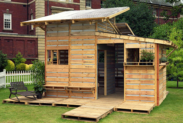 Cabane de jardin faite avec des palettes
