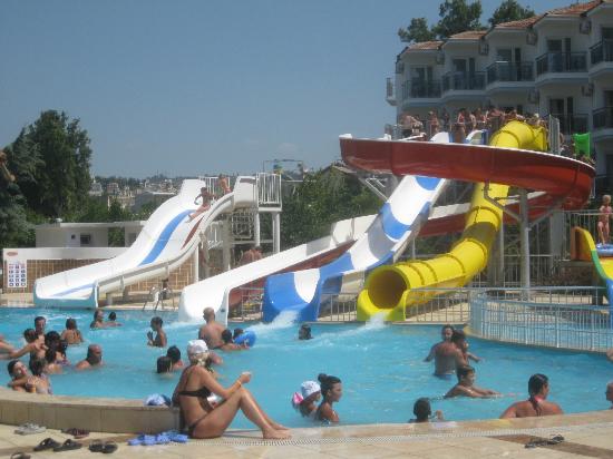 Piscine avec toboggan 02
