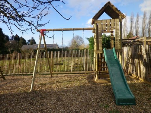 Balancoire cabane en bois
