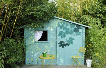Cabane de jardin colorée
