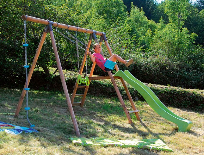 Fixer balancoire jardin
