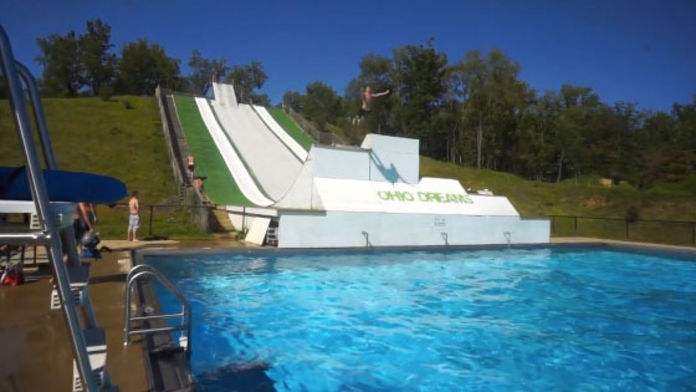 Toboggan piscine maison
