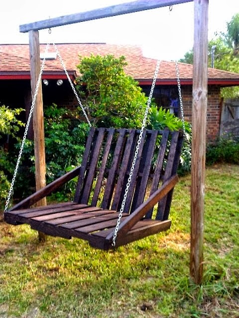 Balancoire dans petit jardin
