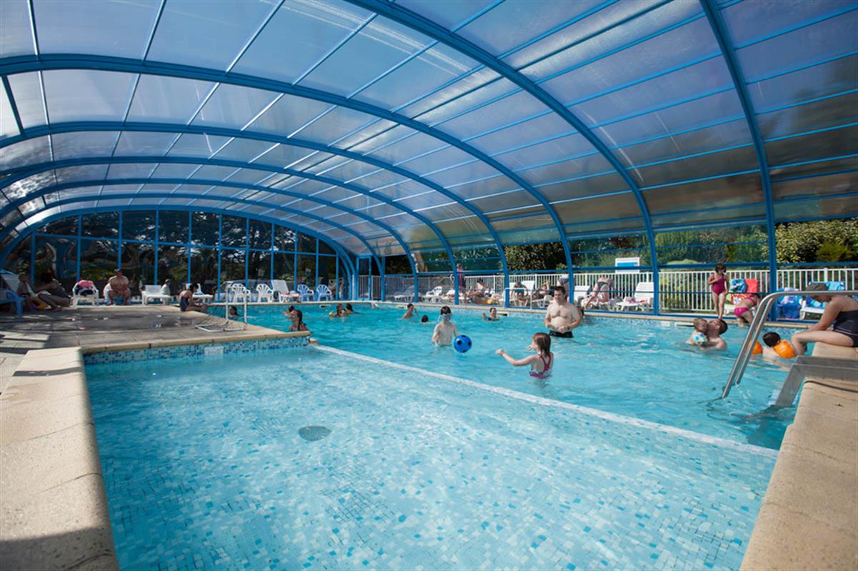 Piscine couverte toboggan 06
