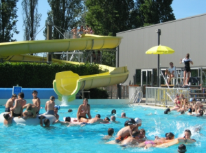 Piscine avec toboggan 72
