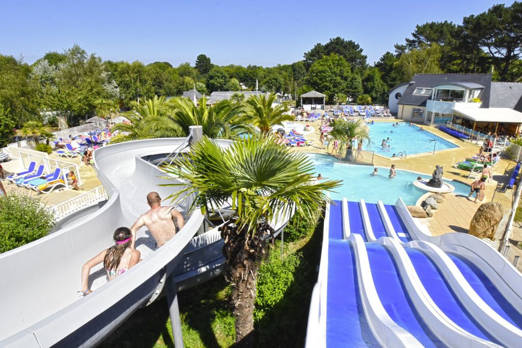 Piscine avec toboggan 04
