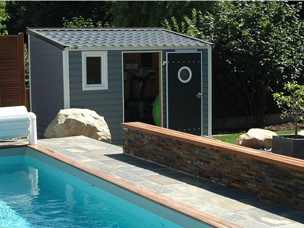 Piscine et abri de jardin
