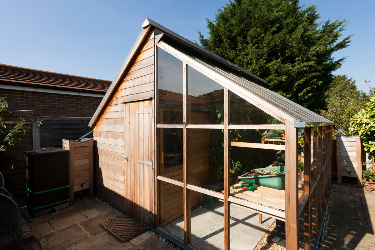 Cabane de jardin avec serre
