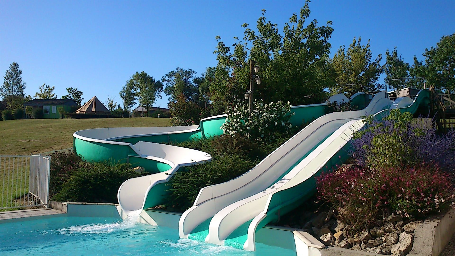 Piscine avec toboggan 03
