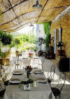 veranda restaurant menerbes france