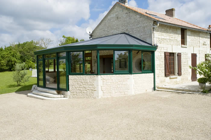 veranda avec maison en pierre