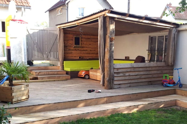 veranda couverte en bois