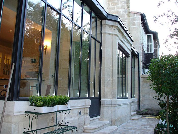 veranda acier bordeaux
