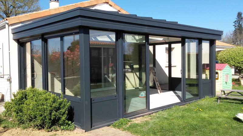 veranda alu avec soubassement