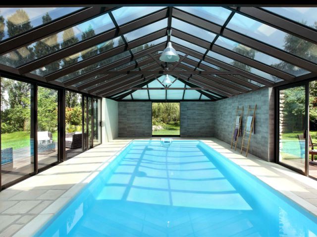 veranda et piscine interieure