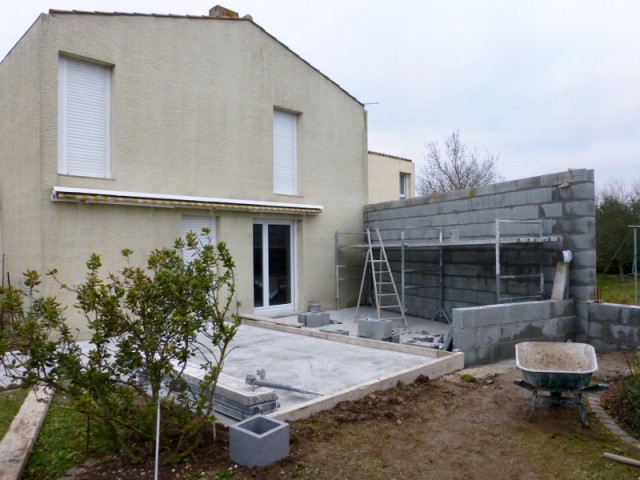 veranda avec un mur plein