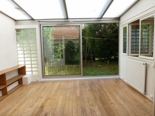 veranda avec un mur aveugle