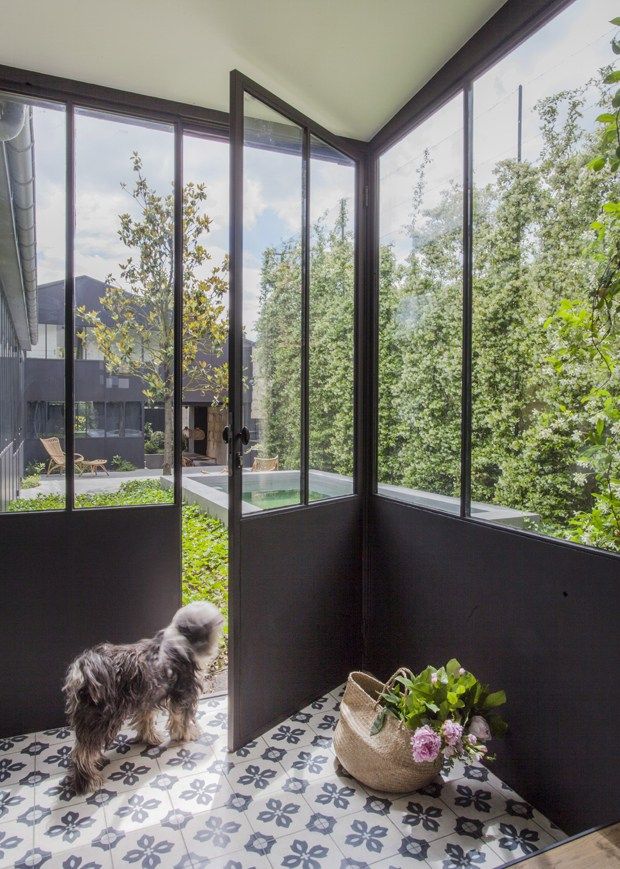 veranda acier bordeaux
