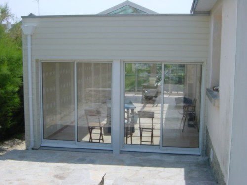 veranda en bois blanc