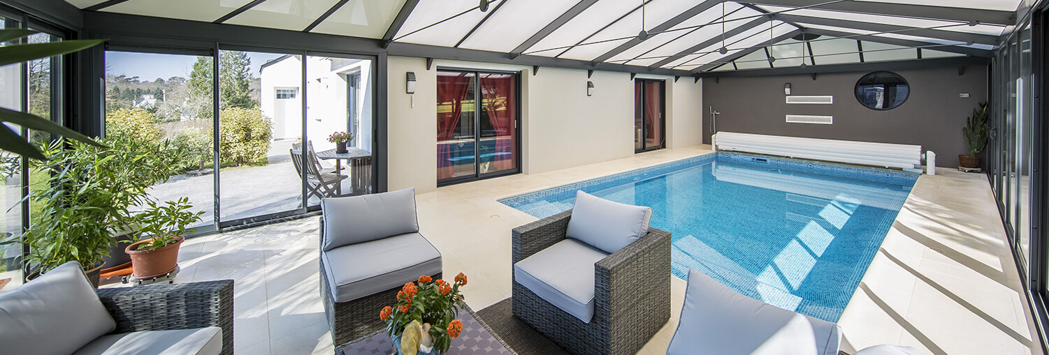 veranda et piscine interieure