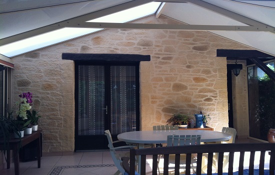 veranda avec muret en pierre