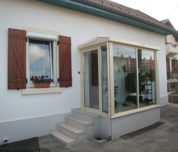 veranda devant porte d'entrée