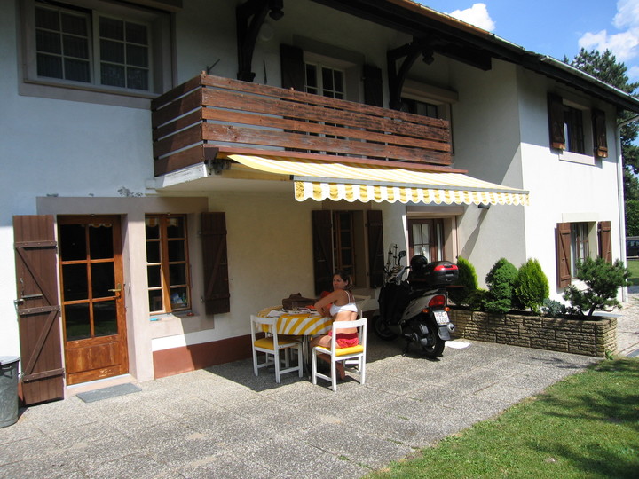 veranda sous un balcon
