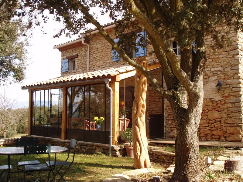 veranda avec maison en pierre