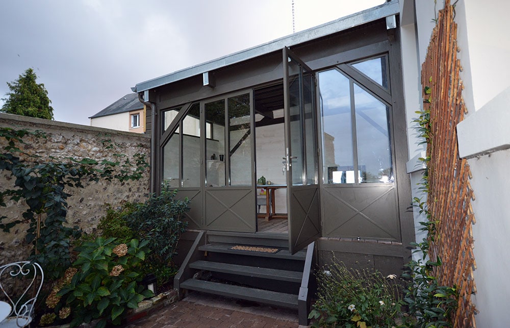 veranda avec un mur aveugle