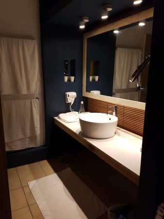 veranda pointe aux biches bathroom