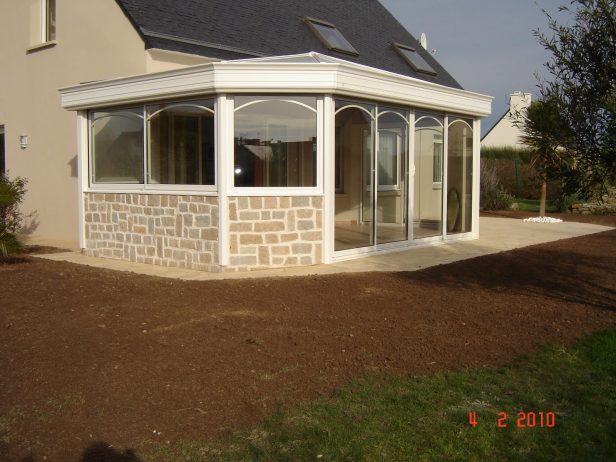 veranda avec muret en pierre
