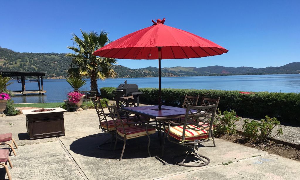 veranda lounge lakefront