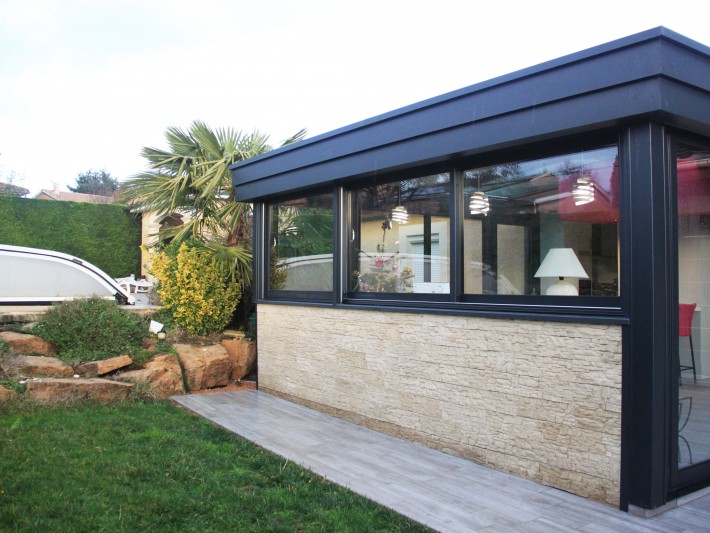 veranda avec muret en pierre
