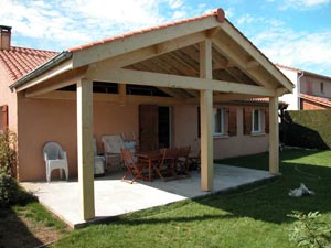 veranda couverte en bois