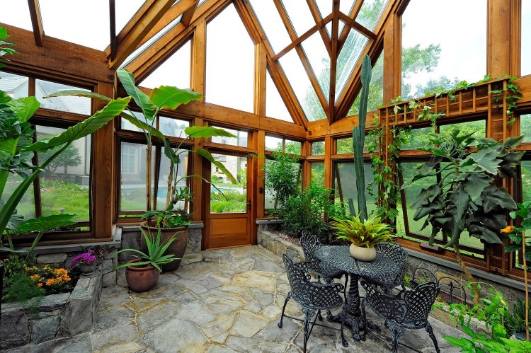 veranda avec du bois