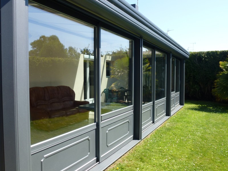 veranda alu avec soubassement