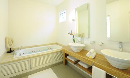 veranda grand baie comfort room