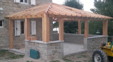 veranda avec charpente bois