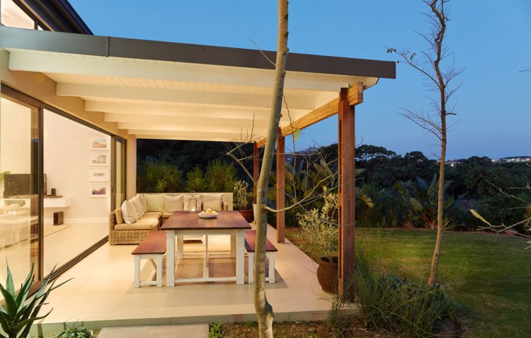veranda couverte en bois