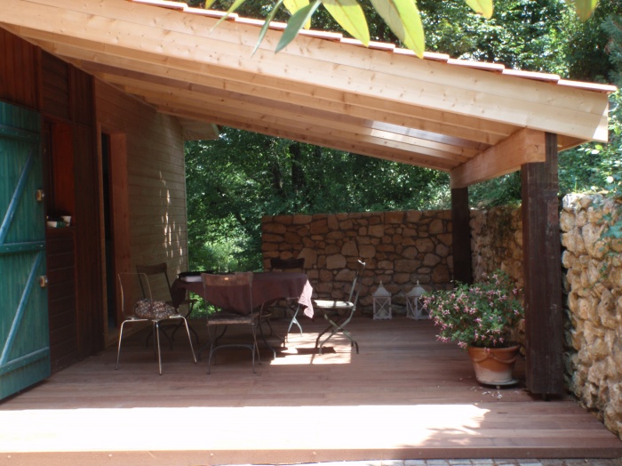 veranda couverte en bois