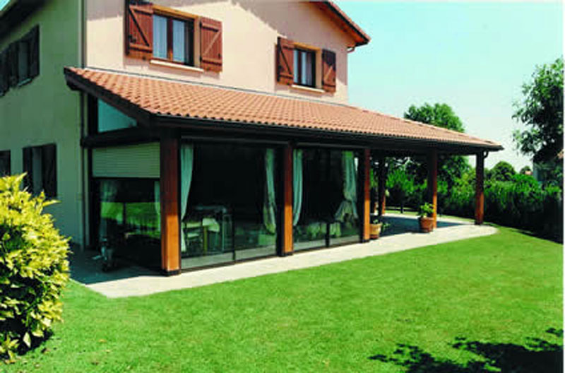 veranda couverte en bois