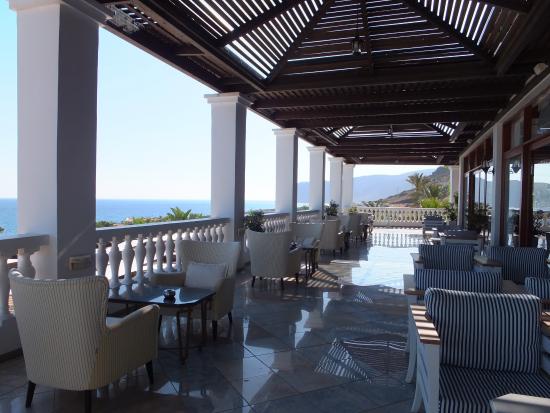 the veranda lounge