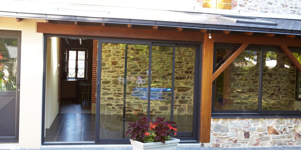 veranda avec muret en pierre