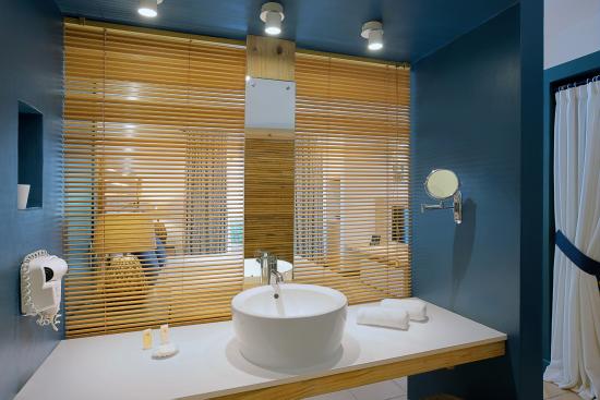 veranda pointe aux biches bathroom