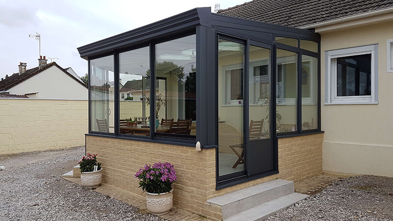 veranda alu avec soubassement
